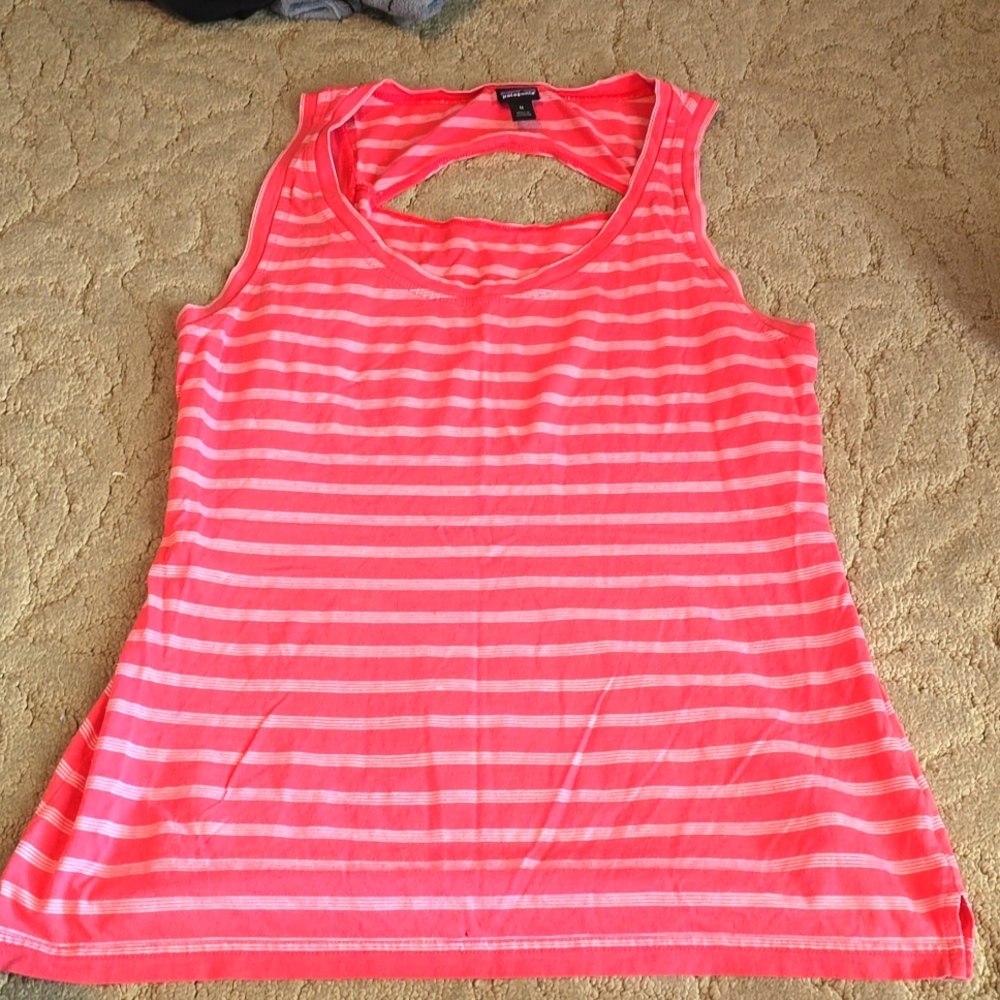 Patagonia sleeveless med shirt eith peek a boo back.